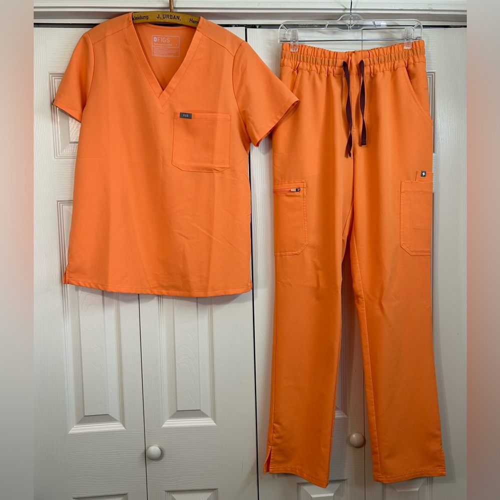 FIGS - Scrub SET- Papaya - Catarina Top (Small) - Dowa High Waisted (Small/Tall)